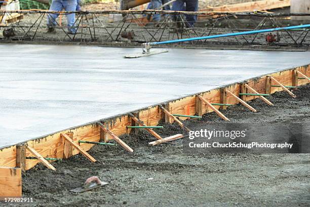 gemauerten bauarbeitern konkrete foundation - baustelle beton stock-fotos und bilder