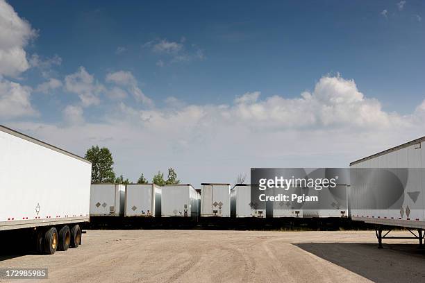 trasporto camion pronto a fornire merci - vehicle trailer foto e immagini stock