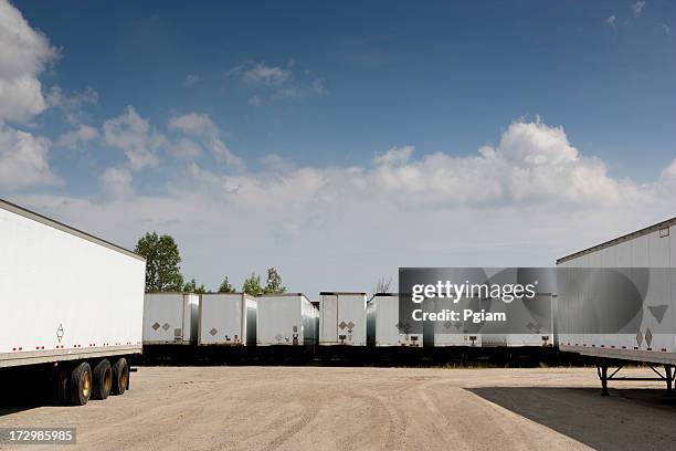transporte de camiões pronto para entregar de transporte de mercadorias - atrelado de carro imagens e fotografias de stock