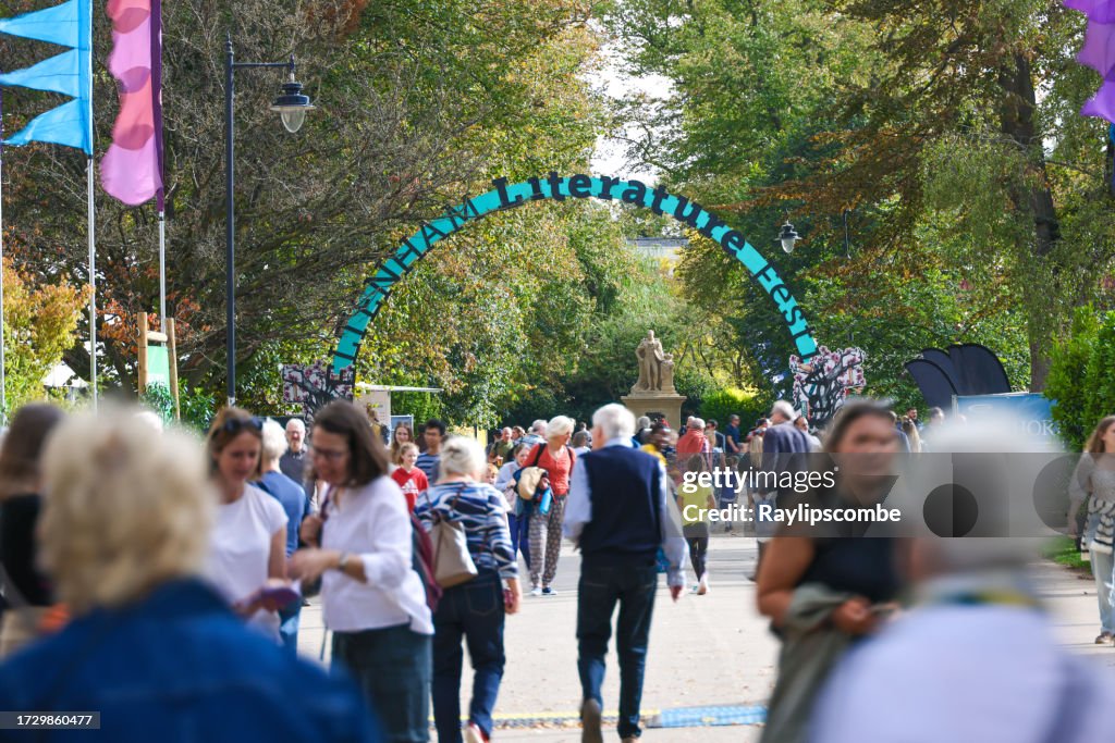 Concurrido centro de la ciudad de Cheltenham, Gloucestershire, The Cotswolds durante el mundialmente famoso Festival Literario que se lleva a cabo anualmente en octubre.