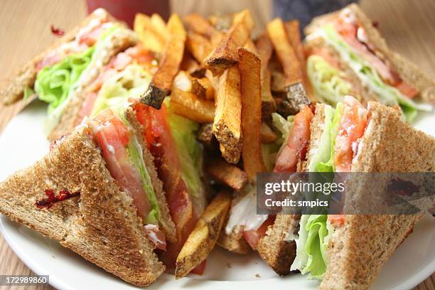 sándwiches club sándwich con papas fritas - bocadillo de beicon lechuga y tomate fotografías e imágenes de stock