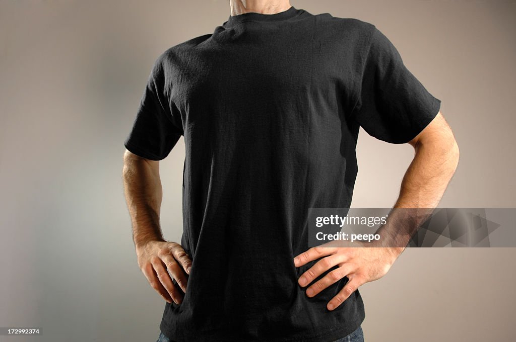 Mann, gekleidet in Schwarz T-Shirt
