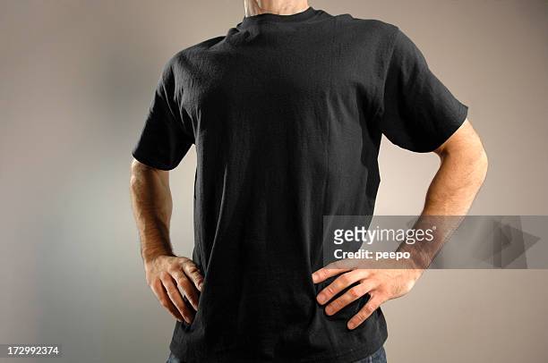 mann, gekleidet in schwarz t-shirt - t-shirt stock-fotos und bilder