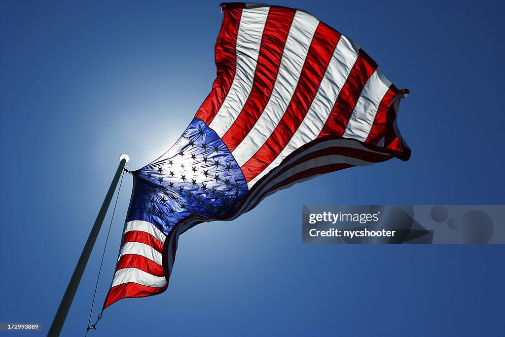 Die amerikanische Flagge Hintergrundbeleuchtung von der Sonne