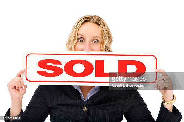 real estate agent with sold sign - estate agent sign stockfoto's en -beelden