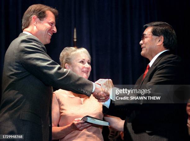 Vice President Al Gore shakes hands with newly installed Commerce Secretary Norman Mineta after swearing-in ceremonies 25 July, 2000 in Washington,...