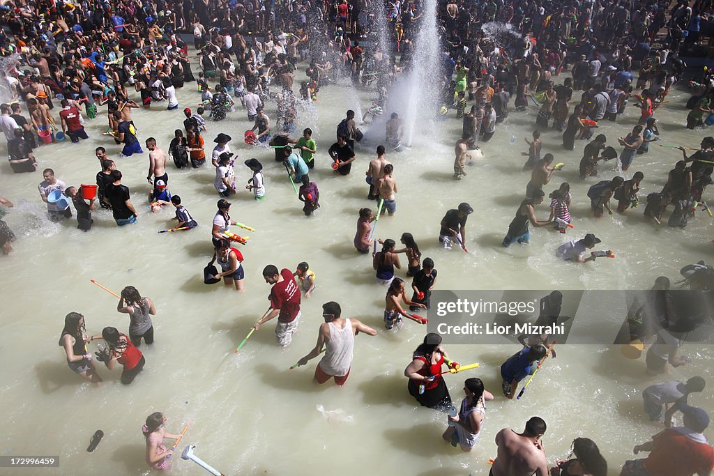 Water Fight In Tel Aviv