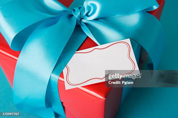 wrapped gift box with blank tag - christmas tag stockfoto's en -beelden