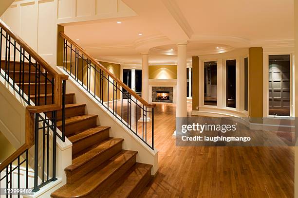 escalera de madera piso de madera sala de estar de lujo su hogar lejos del hogar - madera noble fotografías e imágenes de stock