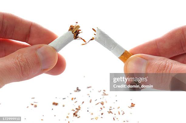 quit （喫煙）、タバコプロークンを半分に切り、白で分離 - breaking habits ストックフォトと画像
