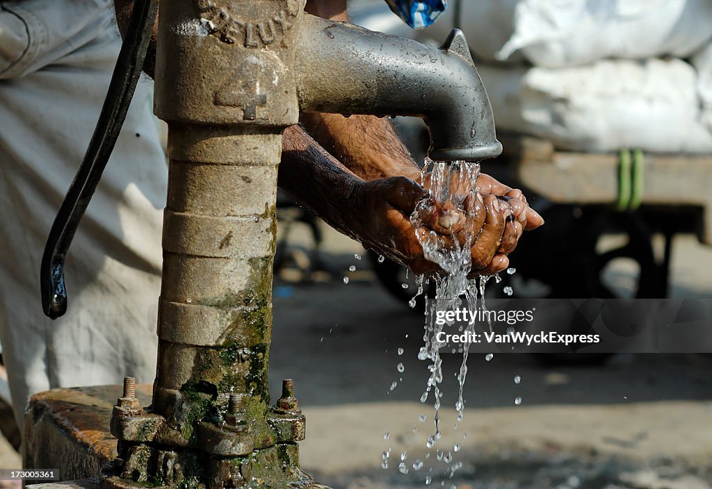 Cleansing hands by way of metal water pump