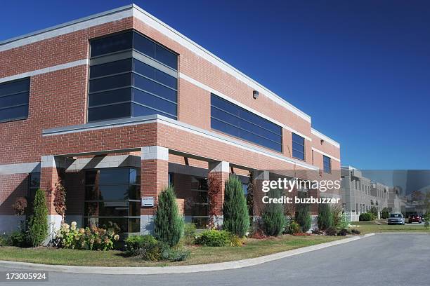 moderno edificio de oficinas con plantas y árboles - business park fotografías e imágenes de stock