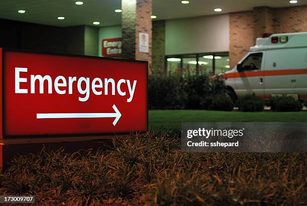 emergency room entrance sign with ambulance - ambulance stockfoto's en -beelden