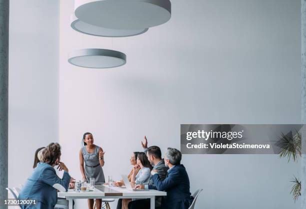 personas de negocios en reunión en la oficina. - toma ancha fotografías e imágenes de stock