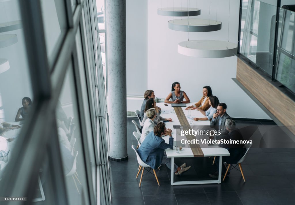 Personas de negocios en reunión en la oficina.