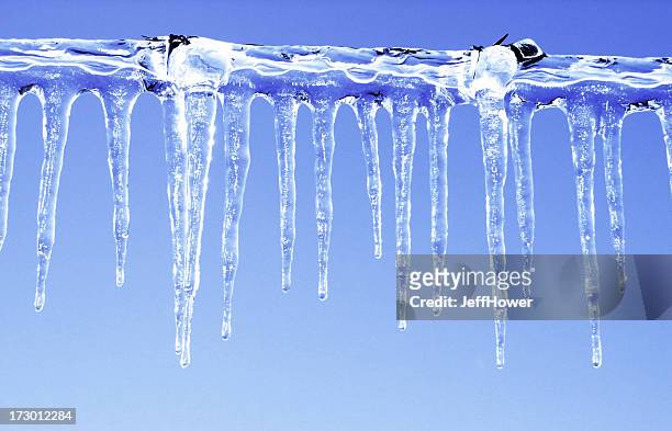 icicles on a barbed wire outside - ijspegel stockfoto's en -beelden