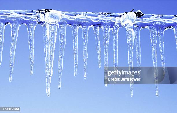 icicles on a barbed wire outside - icicle 個照片及圖片檔