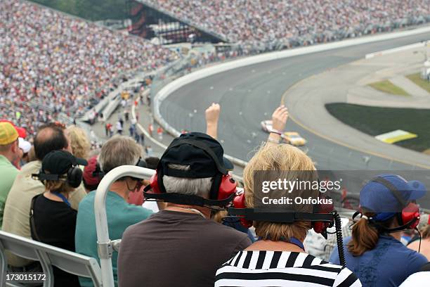 casal idoso fãs no caso de corrida - motorized sport imagens e fotografias de stock
