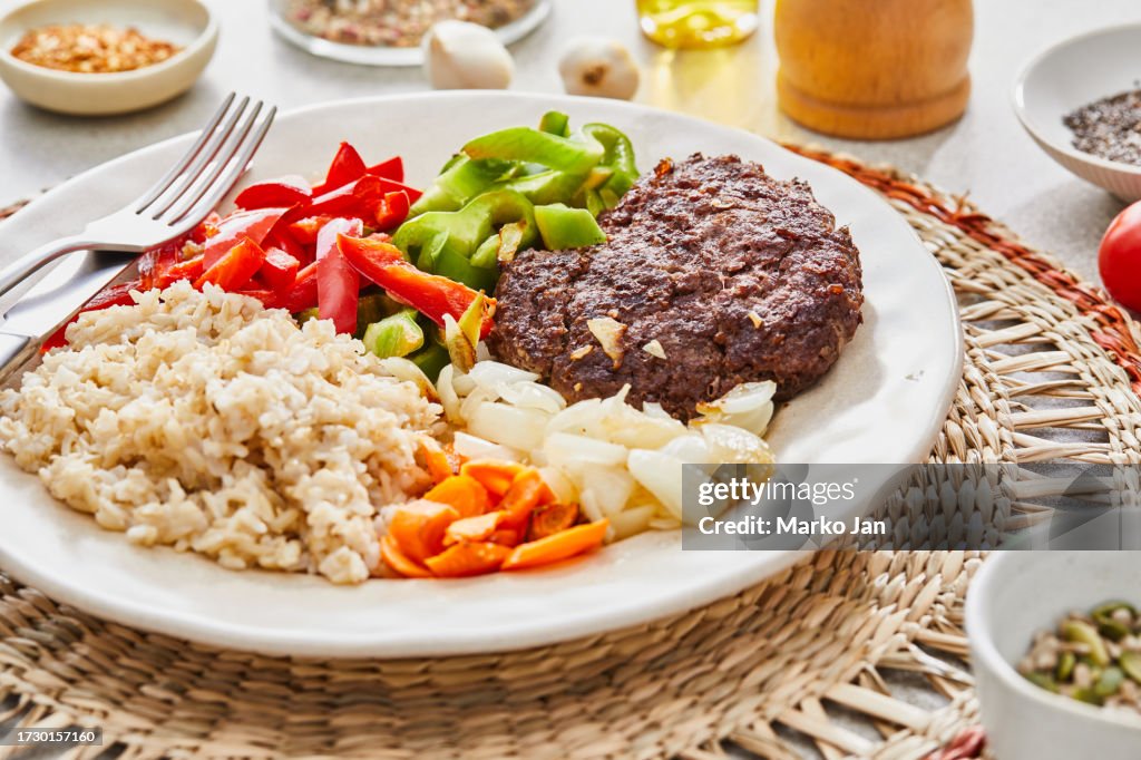 Carne de vacuno, arroz y verduras frescas, un almuerzo proteico saludable