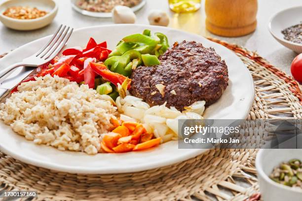 carne de vacuno, arroz y verduras frescas, un almuerzo proteico saludable - carbohidrato fotografías e imágenes de stock