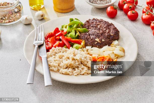 carne de vacuno, arroz y verduras frescas, un almuerzo proteico saludable - carbohidrato fotografías e imágenes de stock