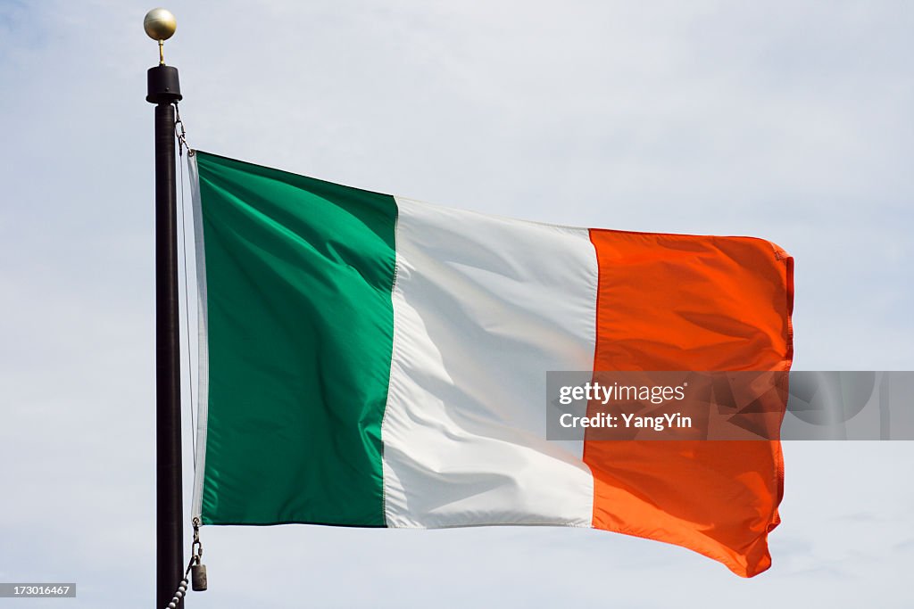 Flagge von Irland, der nationalen irischen Banner winkt im Wind, streicht