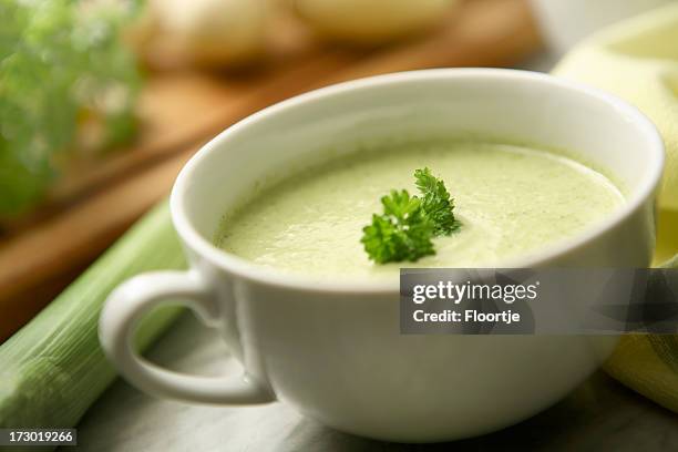 sopa de imagens: sopa de batata e alho-porro - alho francês imagens e fotografias de stock