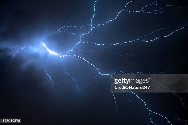 tormenta eléctrica - alto voltaje fotografías e imágenes de stock