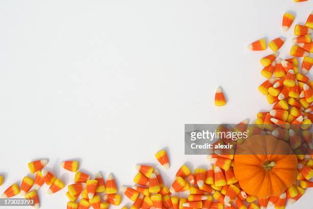 calabaza y caramelos corns 1 - gominola en forma de maíz fotografías e imágenes de stock