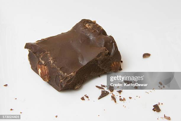 último bocado de almendras de chocolate y caramelo bar con crumbs - miga fotografías e imágenes de stock