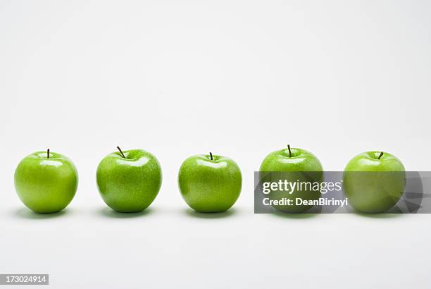 fila de orgánicos manzanas granny smith - manzana verde fotografías e imágenes de stock