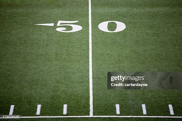 stadio campo di calcio linea delle 50 - demarcazione foto e immagini stock