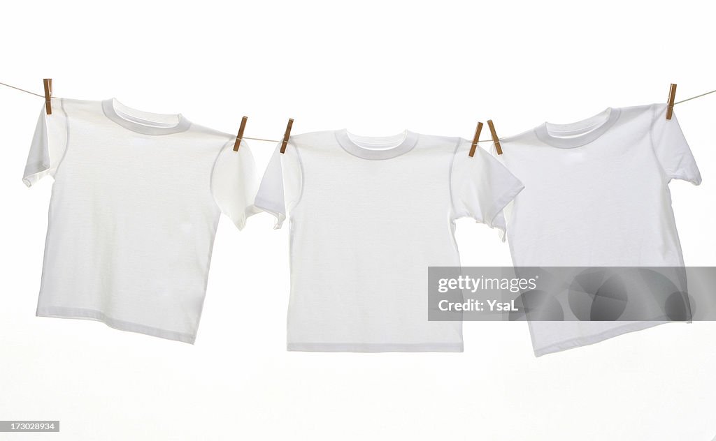 Tre bianco appeso sulla Corda stendibiancheria T-shirt