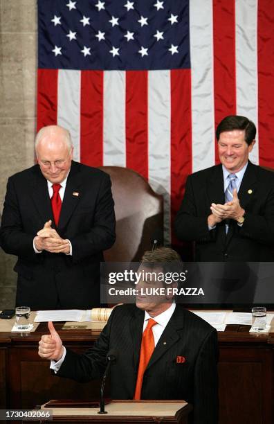 Ukraine President Viktor Yushchenko addresses a joint session of the US Congress 06 April 2005 at the US Capitol in Washington, DC. Behind are US...