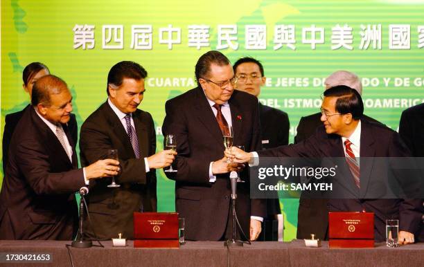 Taiwanese President Chen Shui-bian toasts with Honduras Vice President Lic. Jose Alberto Diaz, Guatemala President Alfonso Antonio Portillo Cabrera...