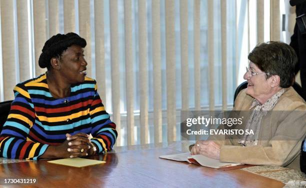 The IMF's Vice President Anne Krueger sits with government official Benedita da Silva in Brasilia, Brazil 20 May 2003. Anne Krueger , vice directora...