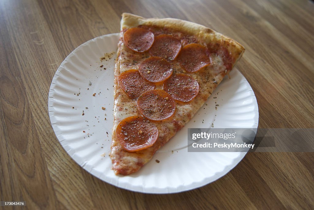 Pappteller Pepperoni Pizza auf Formica Tisch