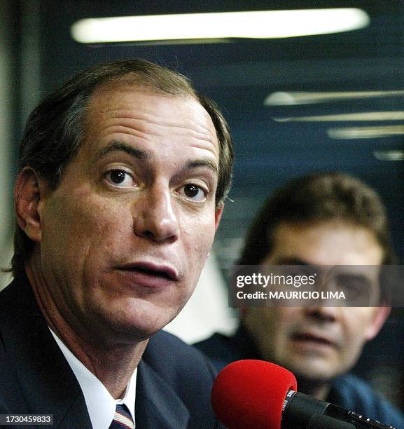 The Brazilian presidential candidate for the Popular Socialist Party, Ciro Gomez, gives a speech, 18 September 2002, next to his vice-president...