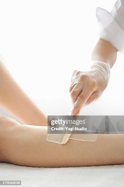 woman receiving a brazilian wax hair removal - images of brazilian wax fotografías e imágenes de stock