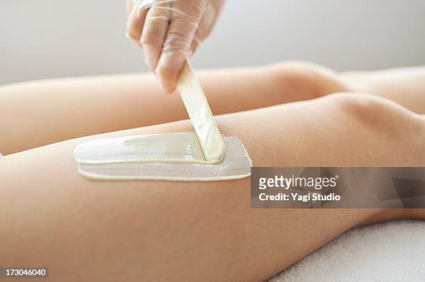 woman receiving a brazilian wax hair removal - brazilian waxing stockfoto's en -beelden