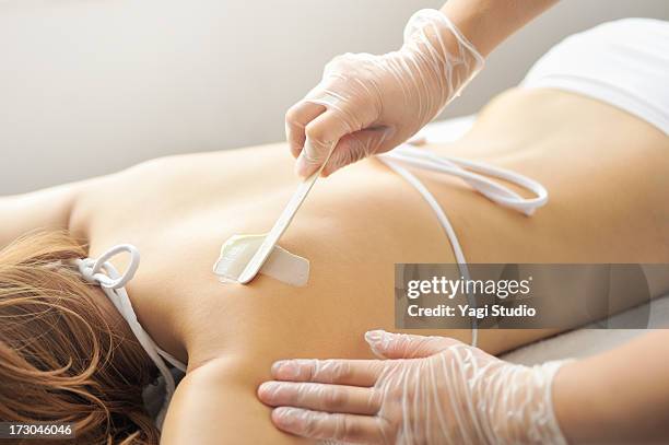 woman receiving a brazilian wax hair removal - brazilian waxing stockfoto's en -beelden