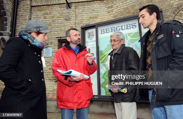 Le vice-président du syndicat d'initiatives de Bergues, Jacques Martel , montre des photos des lieux du tournage du film de Dany Boon "Bienvenue chez...