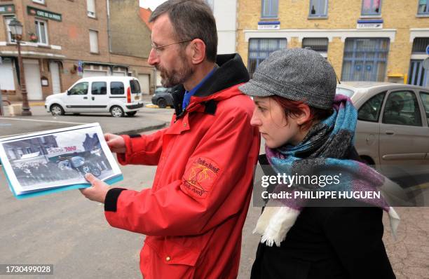 Le vice-président du syndicat d'initiatives de Bergues, Jacques Martel , montre des photos du tournage du film de Dany Boon "Bienvenue chez les...