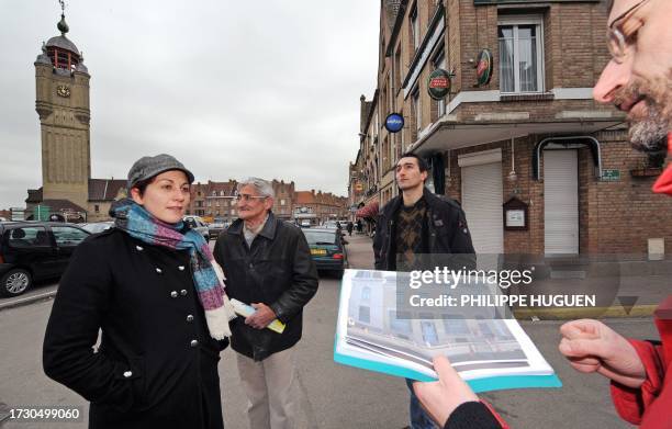 Le vice-président du syndicat d'initiatives de Bergues, Jacques Martel , montre des photos du tournage du film de Dany Boon "Bienvenue chez les...