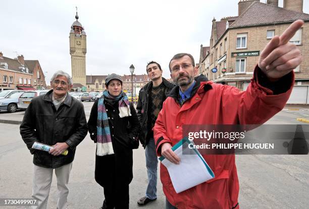 Le vice-président du syndicat d'initiatives de Bergues, Jacques Martel , montre les lieux du tournage du film de Dany Boon "Bienvenue chez les...