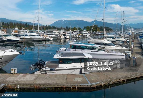 yachts at coal harbour marina, vancouver, canada - marina stock pictures, royalty-free photos & images