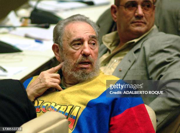 El presidente cubano Fidel Castro luce una camiseta con los colores de la bandera colombiana, durante una conferencia por el III Encuentro...