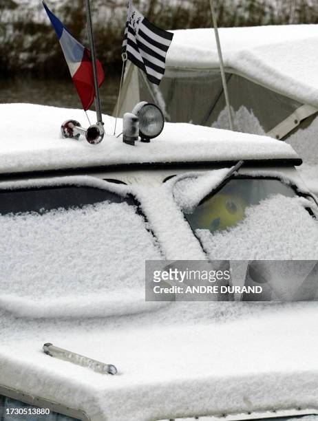 Dans le port de Dinan les bateaux sont recouverts de neige, le 26 janvier 2004. La neige qui est tombée sur les Côtes d'Armor, l'Ile-et-Vilaine et la...