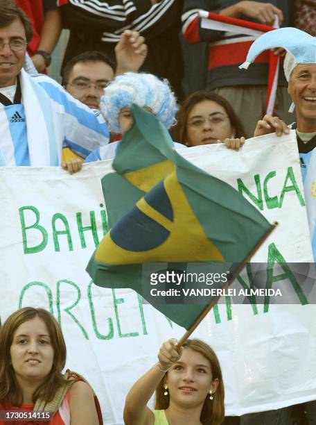 Una hincha brasileña agita la bandera de su país delante de hinchas argentinos en el Estadio Municipal de Valparaiso, Chile, el 21 de enero de 2004....
