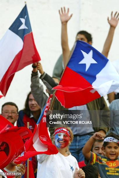 Hinchas chilenos agitan banderas en el Estadio Municipal de Valparaiso, Chile, el 21 de enero de 2004. Chile jugará frente a Paraguay por el torneo...